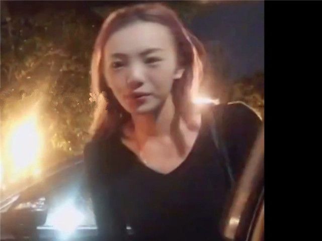 国产剧情A片苗条漂亮美眉深夜路边拦车上车后不老实无内色诱司机让他送回家