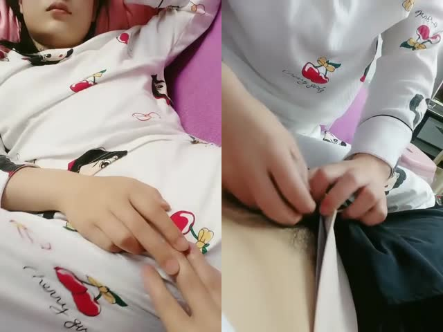 大哥不在家嫂子10天没做了，脱下睡裤掰穴到卧室开操