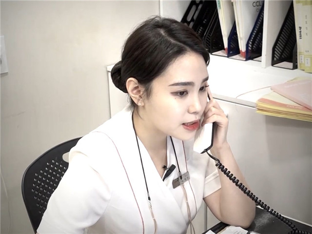 南韩探花金先生-约炮御姐美容师，浑圆奶子被抓住双手疯狂后入